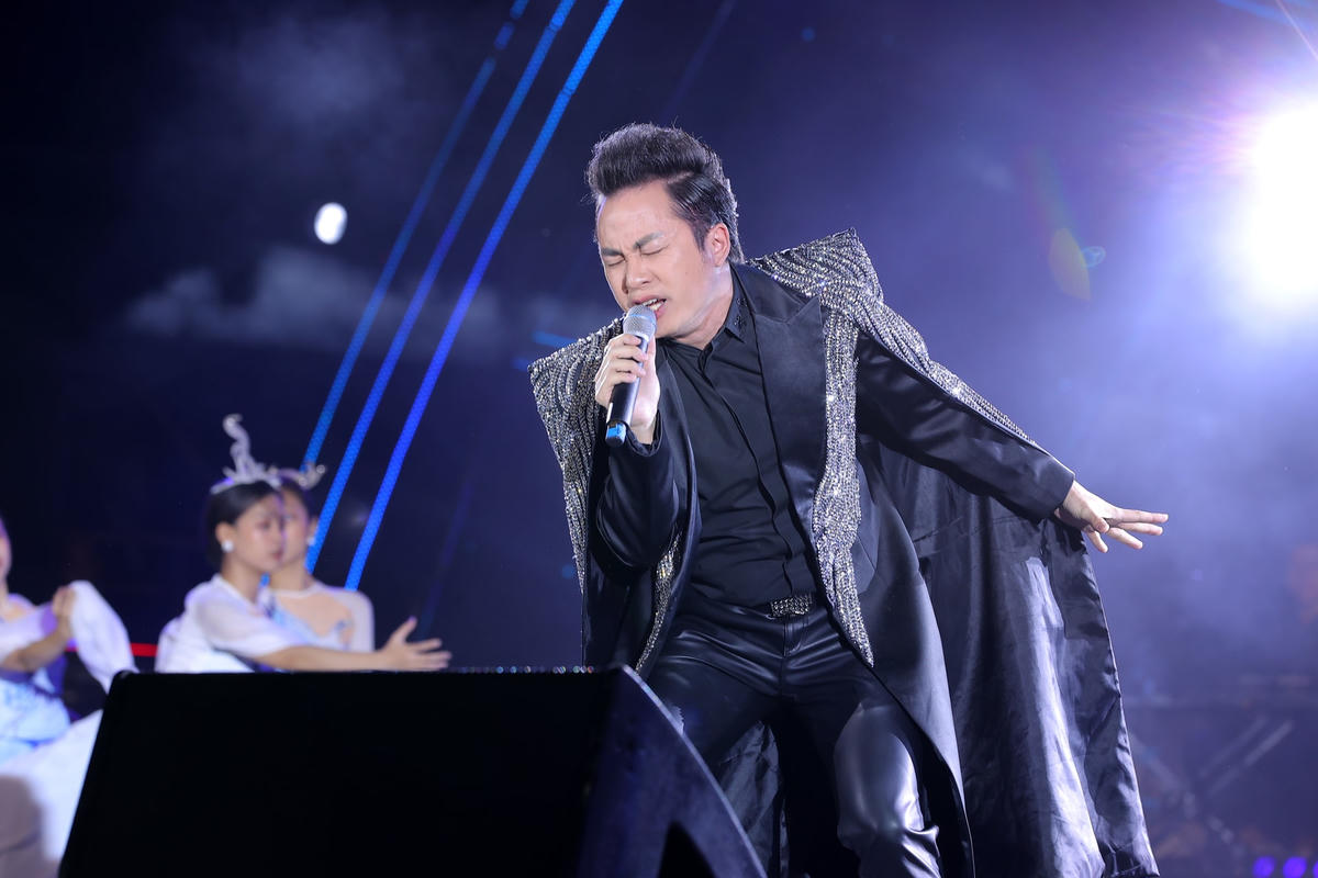 Ca sĩ khách mời Tùng Dương "đốt cháy" Sao Mai với "Ôi quê tôi" và "Con cò".