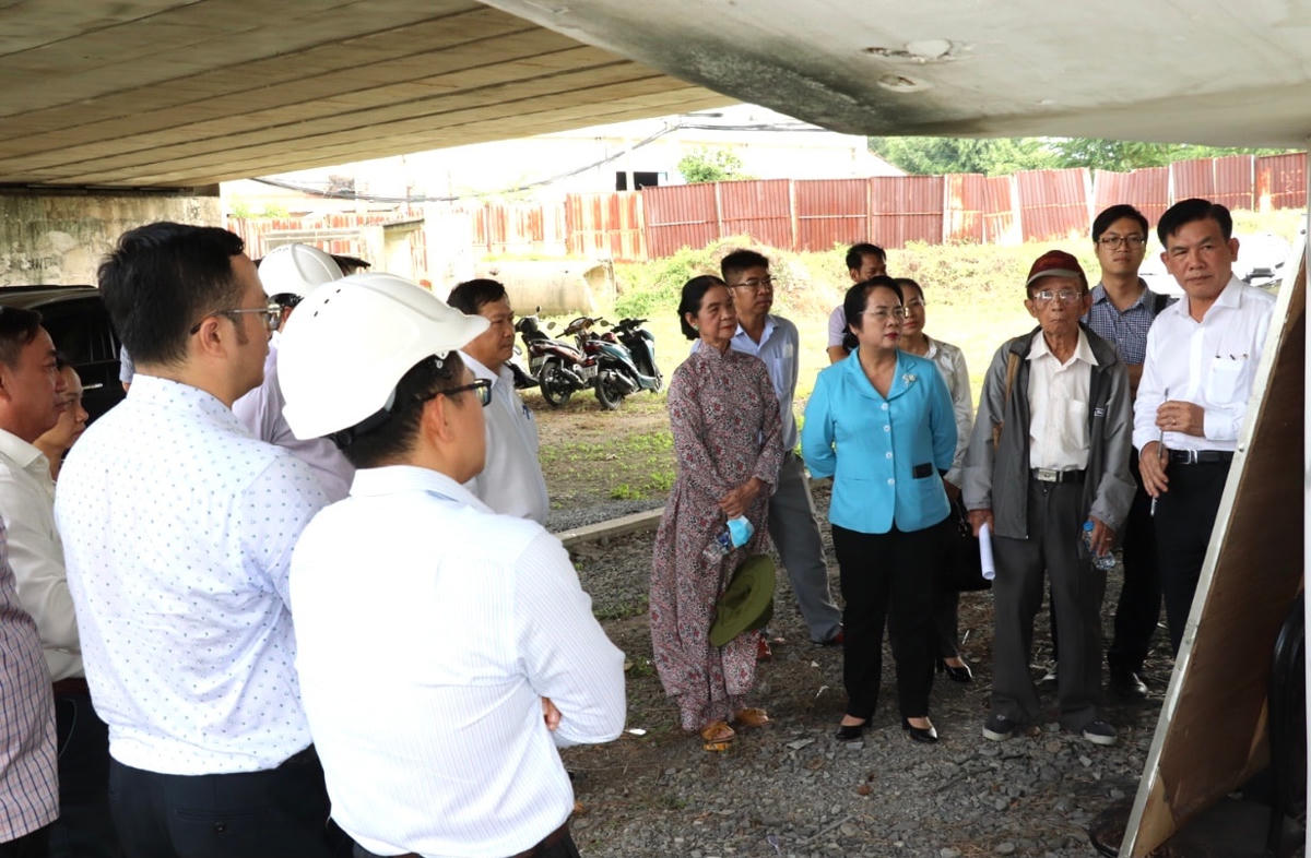 Bà Trần Kim Yến, Chủ tịch Ủy ban MTTQ Việt Nam TP.HCM cùng các thành viên đoàn giám sát dự án xây dựng mới cầu Tân Kỳ Tân Quý.