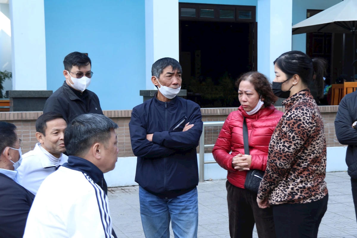 Sáng 19/12, nhiều người tập trung tại khu vực Nhà tang lễ bệnh viện 19-8 để tìm, nhận dạng người thân là nạn nhân trong vụ cháy.