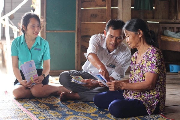 Vận động người dân tham gia BHXH, BHYT hộ gia đình.