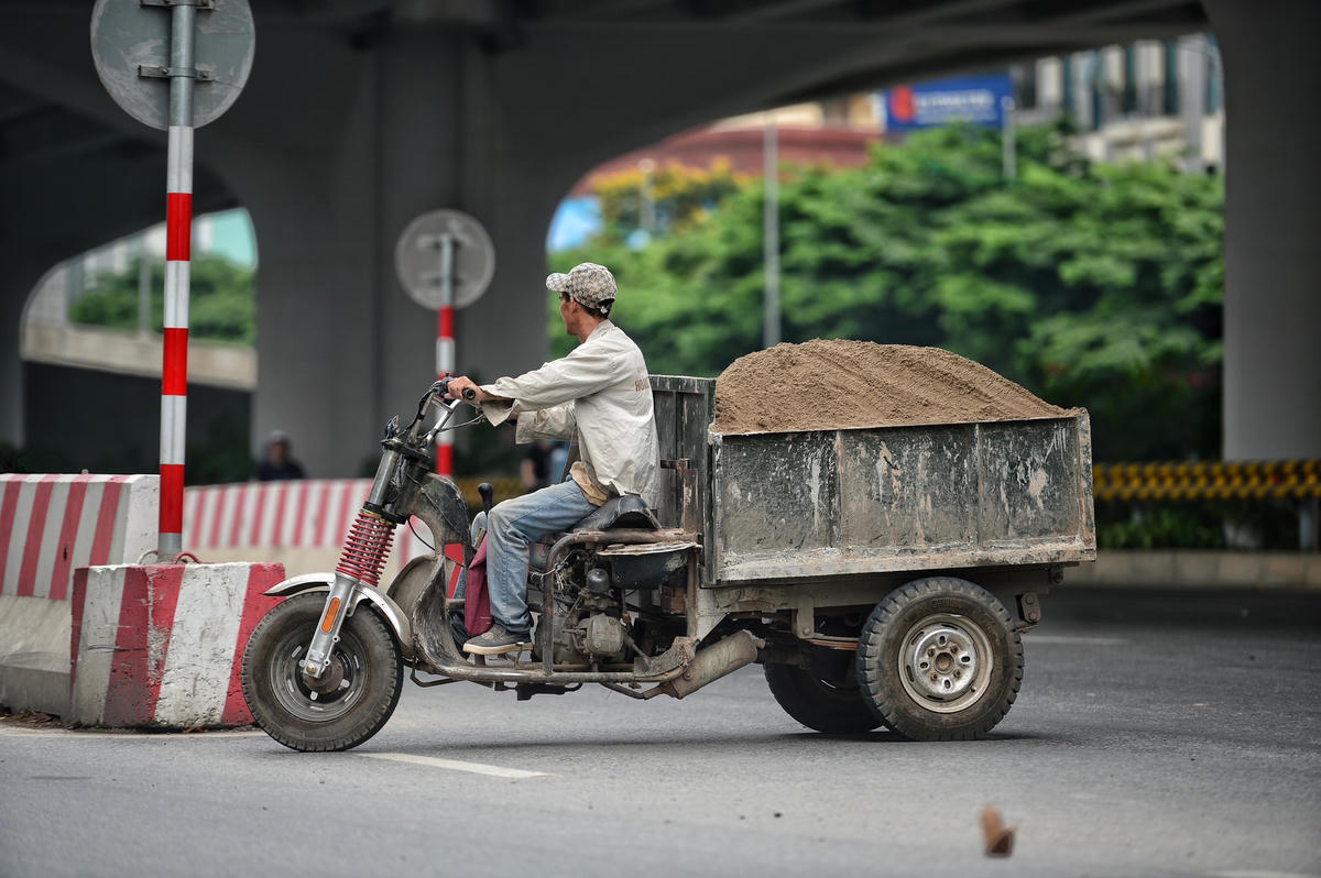 Thậm chí, một chiếc xe tự chế vượt cắt ngang đầu hàng loạt ô tô tại các nhánh ramp để đi ngược chiều.