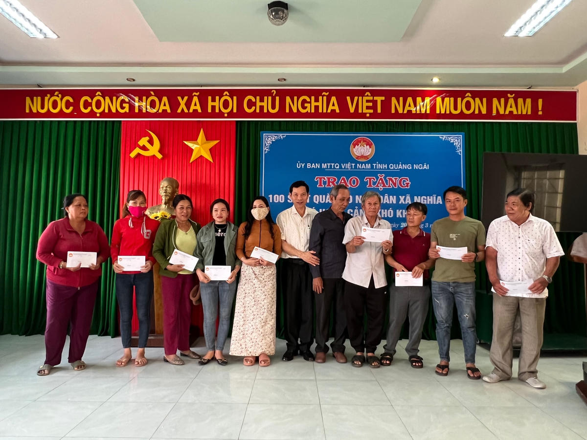 Trao tặng quà cho các hộ khó khăn ở xã Nghĩa An, TP Quảng Ngãi.