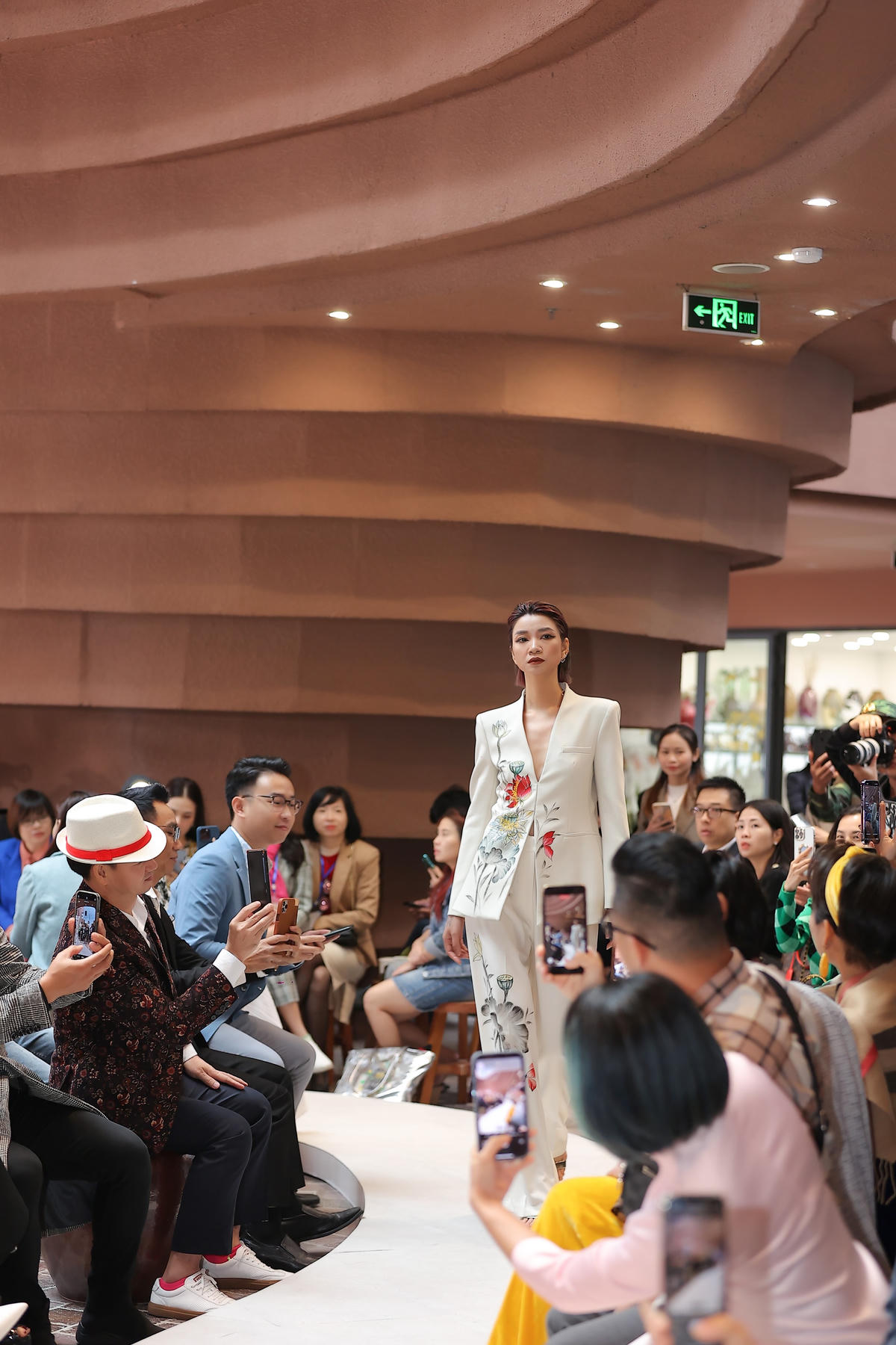 Hạ Vy, Andrea Aybar sải bước ấn tượng với thiết kế menswear