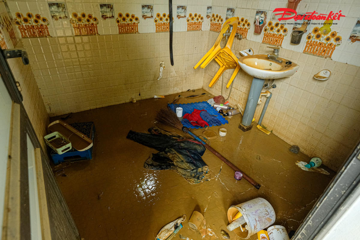 Đồ đạc của người dân bị lũ cuốn trôi nằm ngổn ngang.