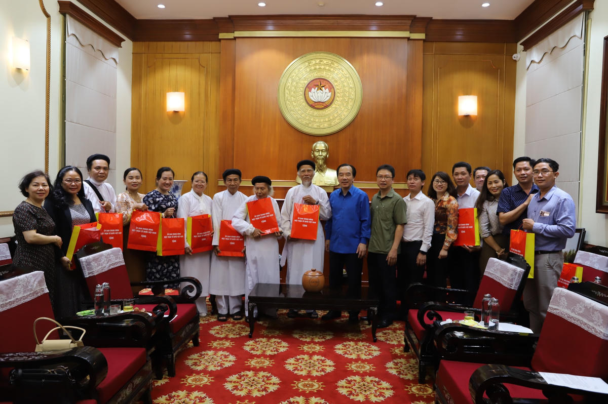 Phó Chủ tịch Ngô Sách Thực tặng quà Hội thánh Cao Đài Ban Chỉnh đạo cùng đại diện các ngành chức năng tỉnh Bến Tre.