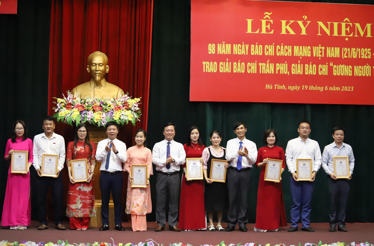 Nhà báo Hạnh Nguyên (thứ 5 từ phải sang) đại diện nhóm tác giả nhận giải C - Giải Báo chí Trần Phú.