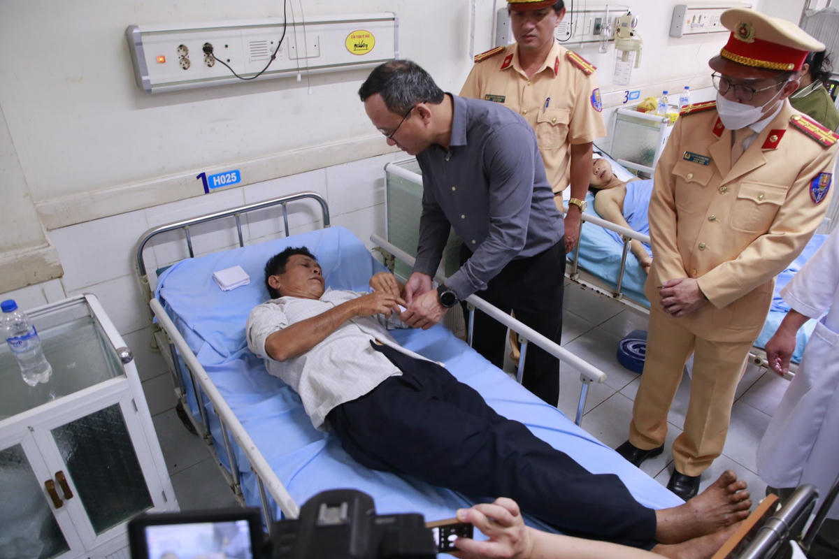 Ông Khuất Việt Hùng thăm hỏi, hỗ trợ người bị thương trong vụ TNGT. 