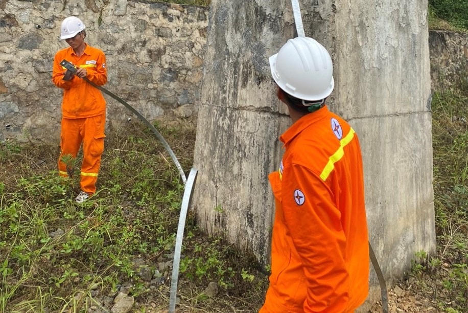 Công nhân tiến hành lắp đặt thay thế vật tư, thiết bị bị lấy trộm. Ảnh: T.D.