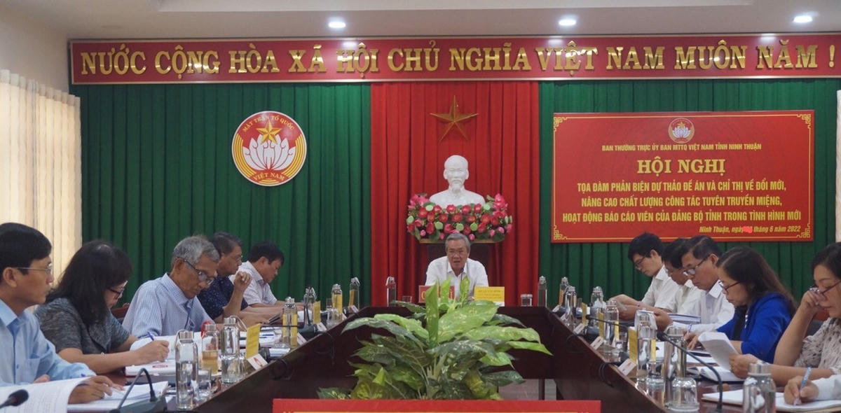 Ông Lê Văn Bình, Chủ tịch Ủy ban MTTQ Việt Nam tỉnh Ninh Thuận chủ trì buổi tọa đàm.