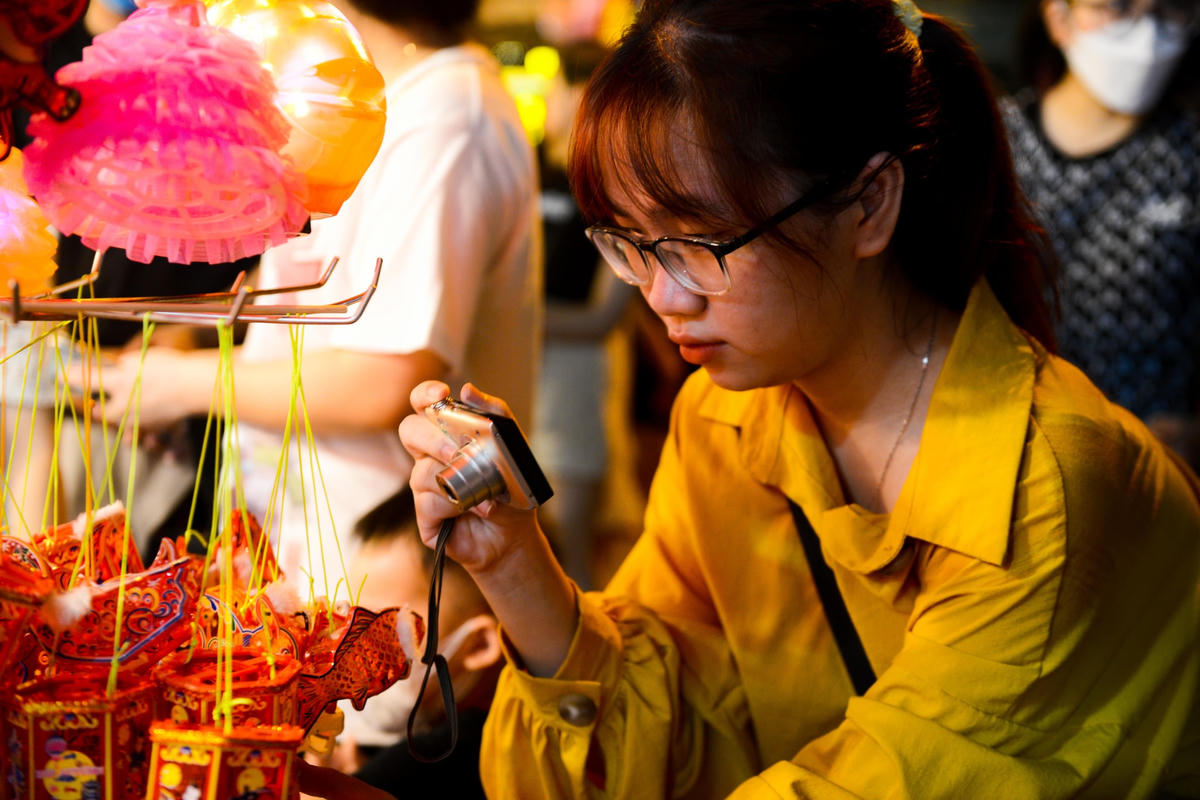 Cẩm Tú (21 tuổi, Cầu Giấy) đi chơi Trung thu sớm. "Mình tưởng đi sớm như này thì sẽ vắng cơ, nhưng không nghĩ Hàng Mã năm nay lại đông đến như vậy, dù mình đã chọn ngày giữa tuần".