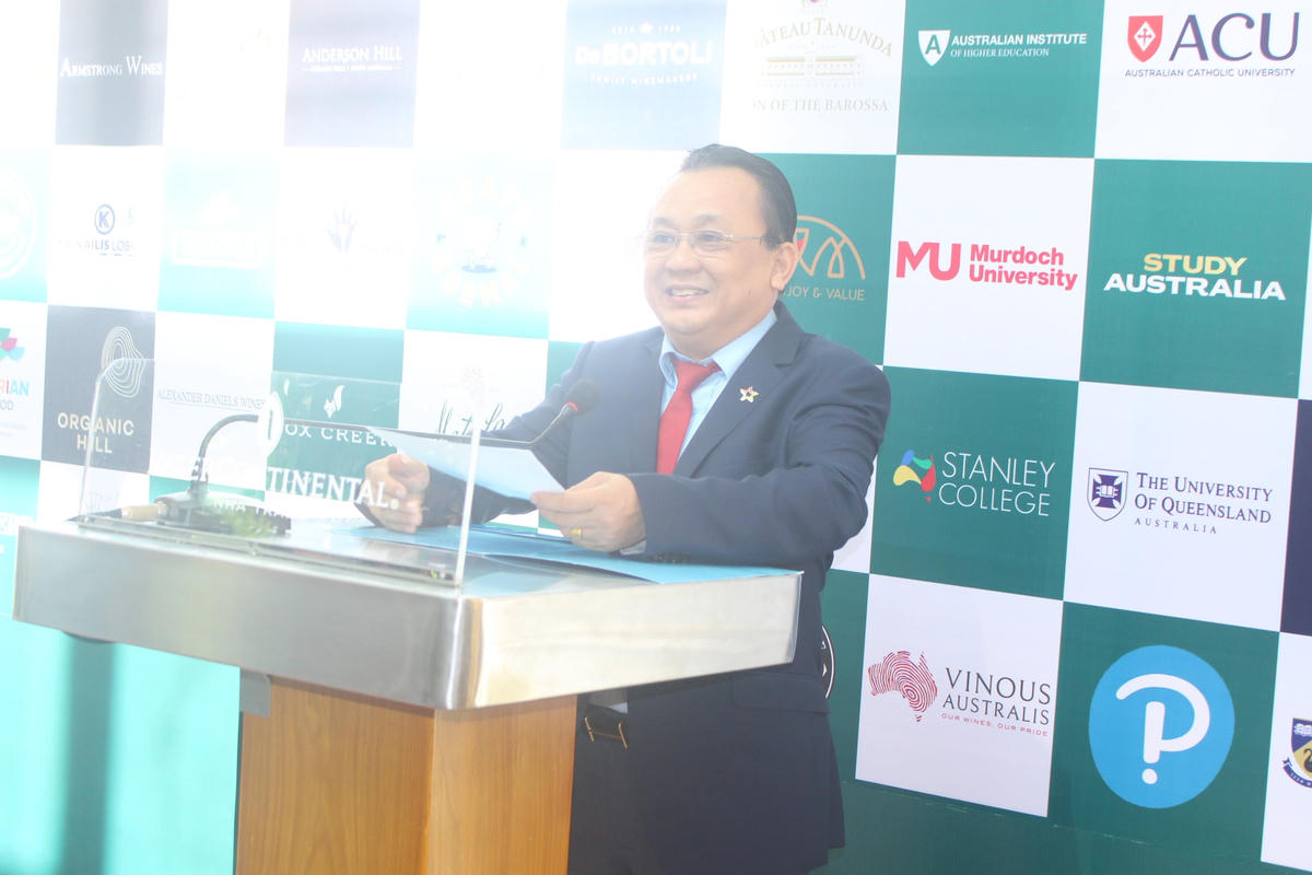 Ông Lê Hữu Hoàng, Phó Chủ tịch Thường trực UBND tỉnh Khánh Hòa đang phat biểu tại hội nghị.