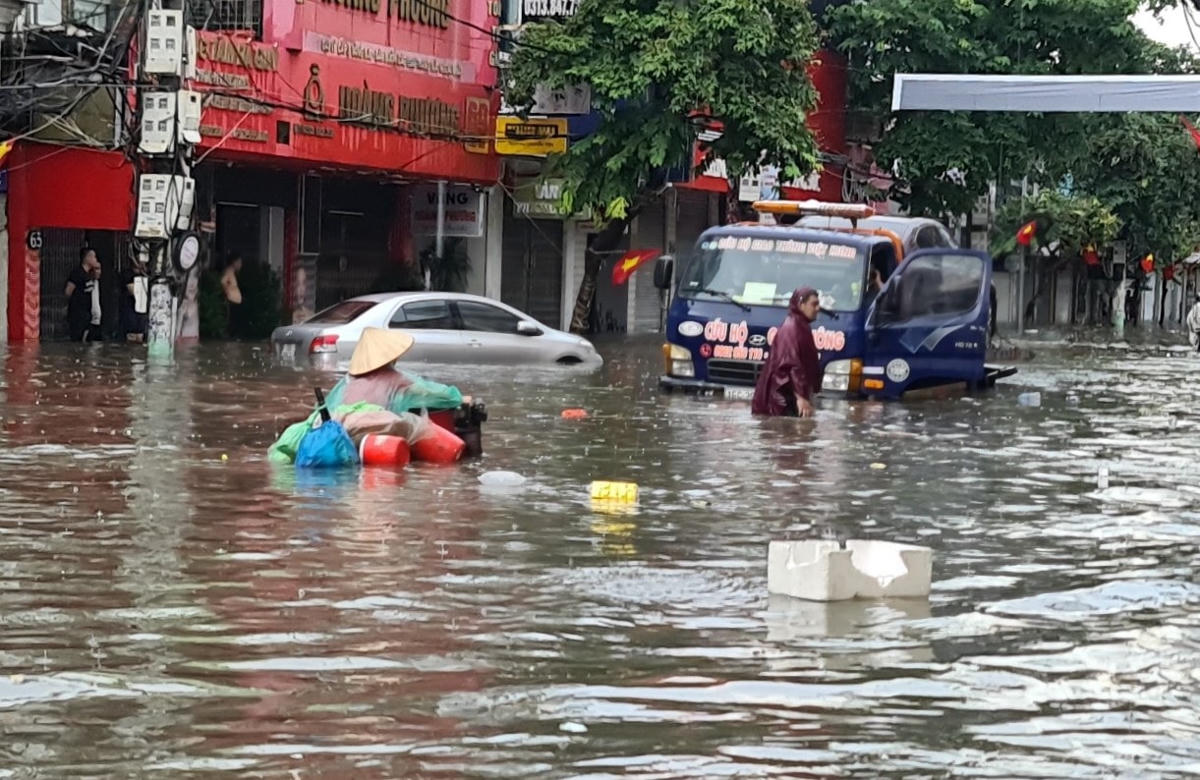 Triều cường cao, kết hợp mưa lớn, nhiều tuyến phố khu vực nội thành Hải Phòng bị ngập lụt.