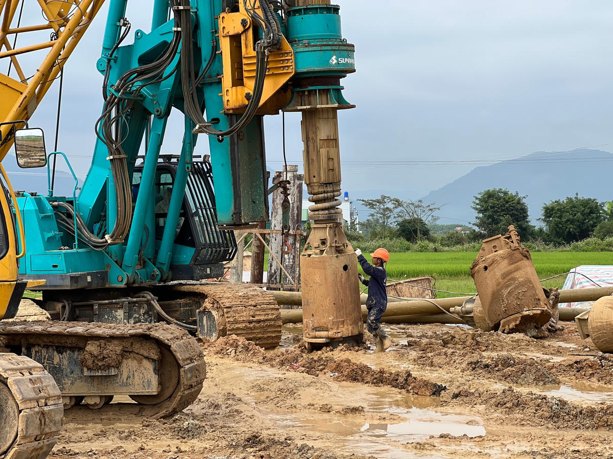 Tập trung máy móc để thi công đường cao tốc.
