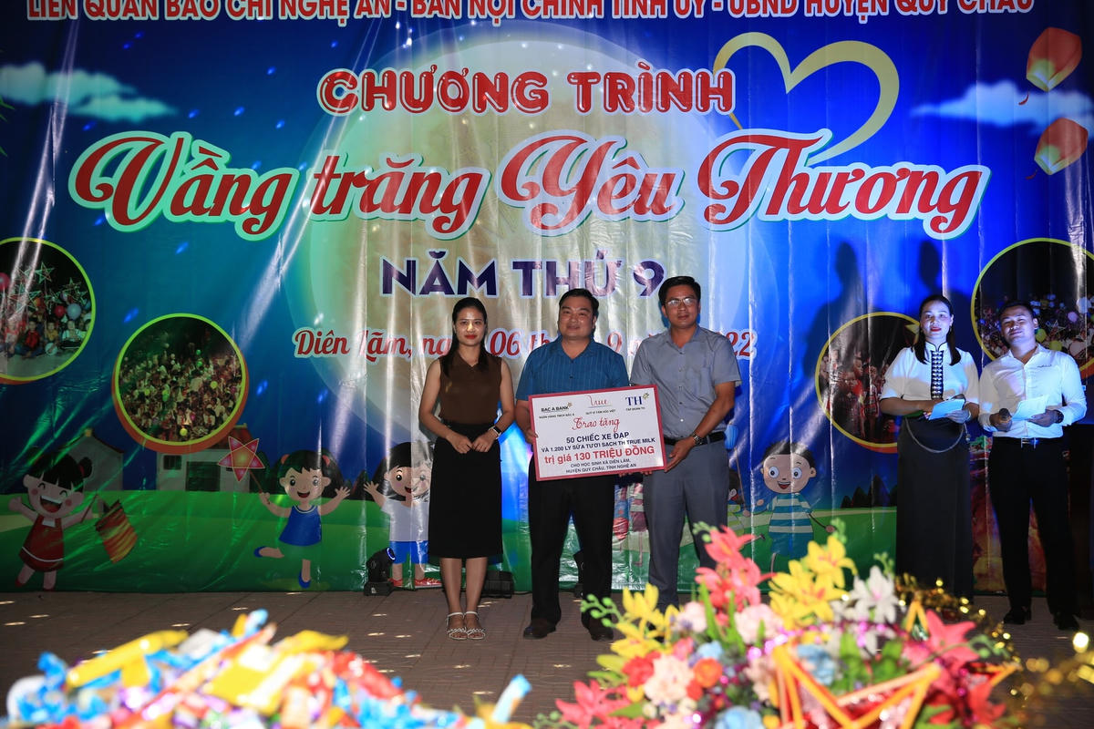 Những người làm báo Nghệ An mang trung thu đến với trẻ em miền núi
