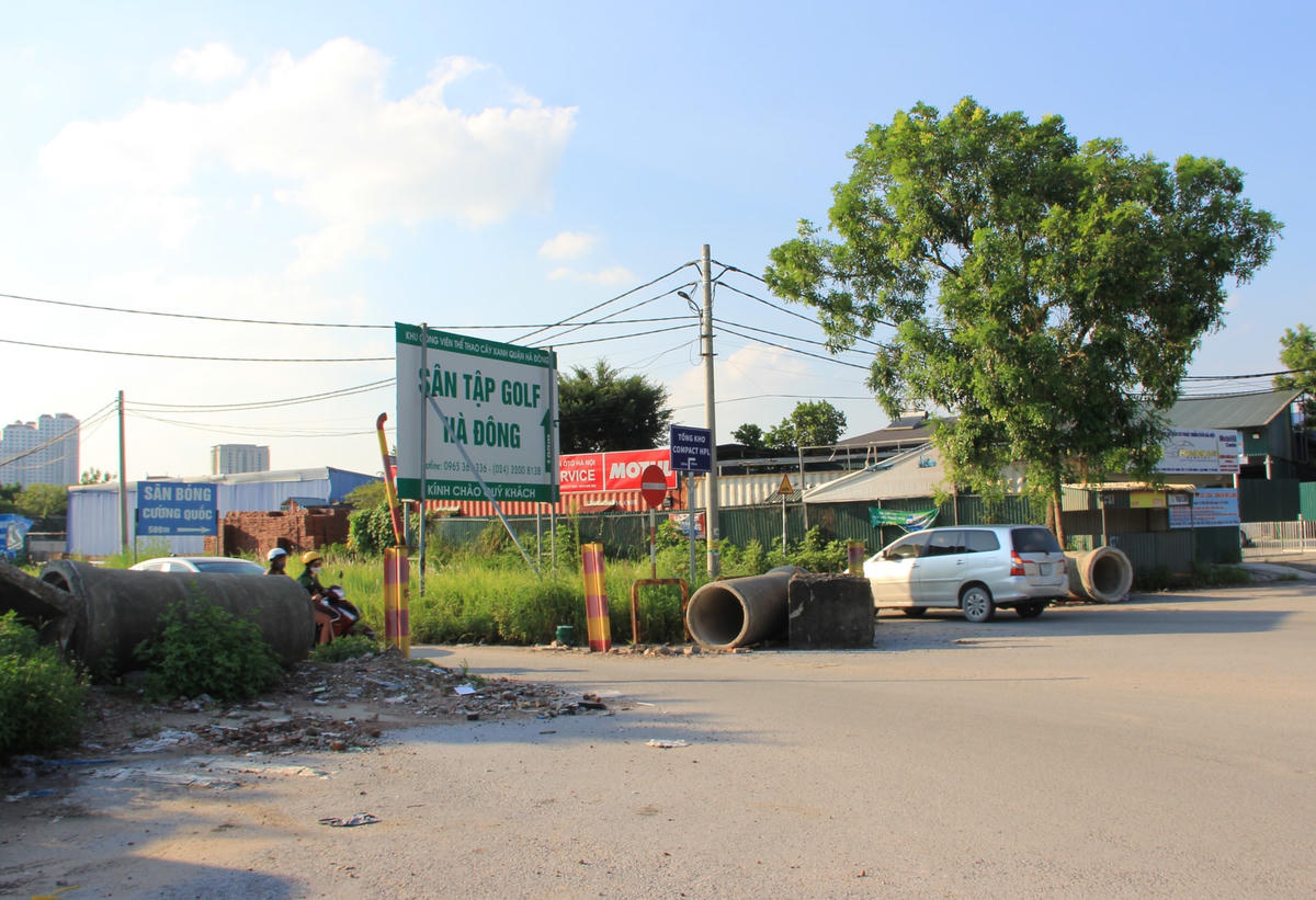 Dự án Công viên thể thao cây xanh Hà Đông sau 14 năm triển khai trông rất nhếch nhác, lộn xộn.