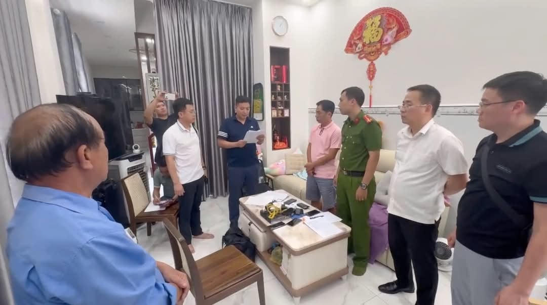 Cầm đầu đường dây là Tất Văn Hào (sinh năm 1977, trú tại 26B, đường Tạ Uyên, khu phố 4, phường 12, quận 5, thành phố Hồ Chí Minh). Ảnh: Công an tỉnh Phú Thọ.