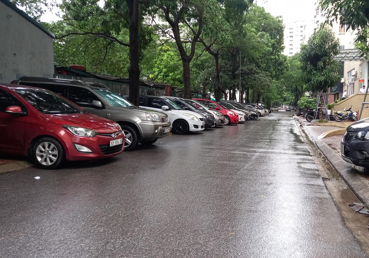 Xe ô tô đỗ thành hàng lấn chiếm lòng đường, vỉa hè ngay ngõ 57 phố Dịch Vọng.