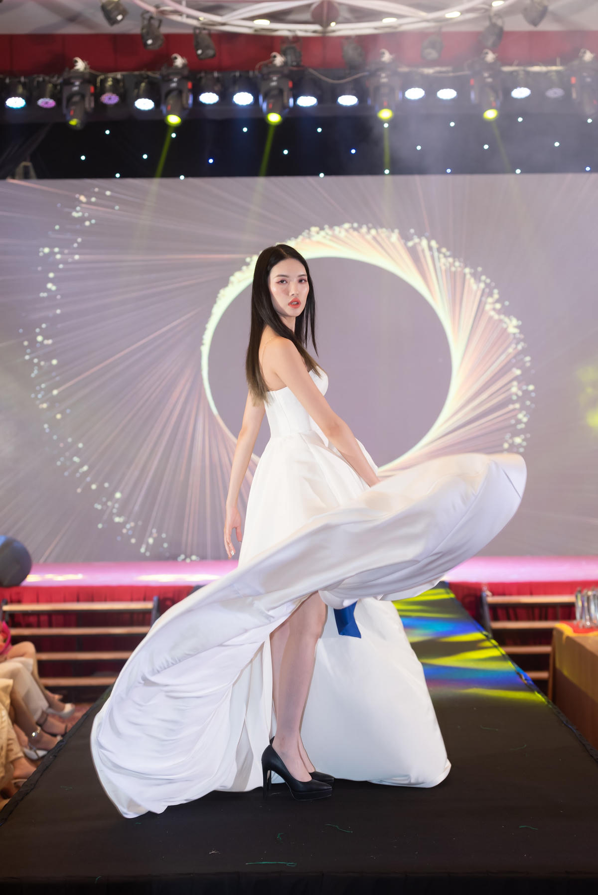 Trong bức tranh đa dạng của văn hóa và phong cảnh Việt Nam, sự kiện "Việt Nam tỏa sáng" góp phần đánh thức tinh thần sáng tạo và tôn vinh vẻ đẹp của đất nước.