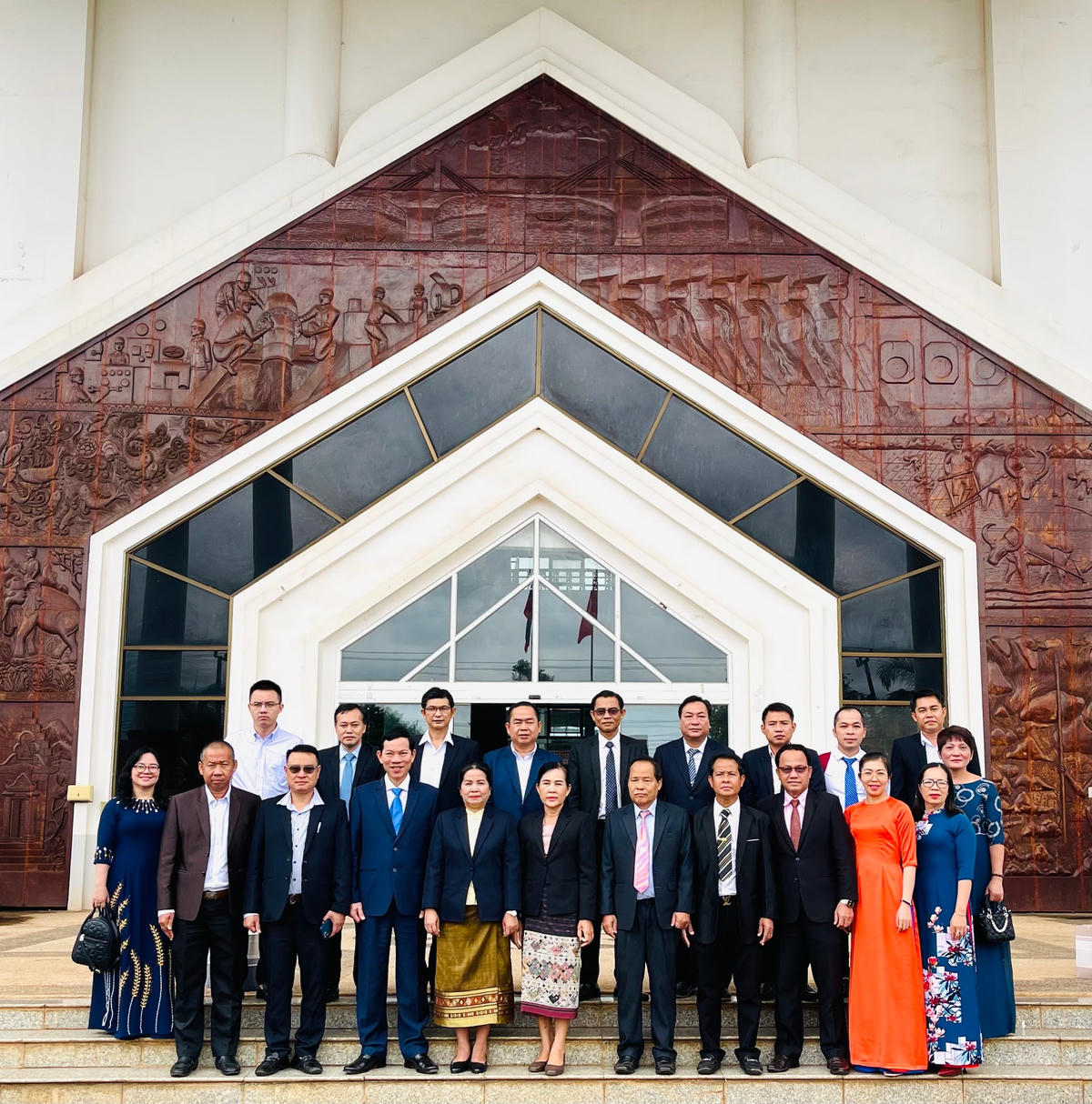 Đoàn Ủy ban MTTQ Việt Nam tỉnh Quảng Ngãi và Ủy ban Mặt trận Lào xây dựng đất nước tỉnh Champasak chụp ảnh lưu niệm.