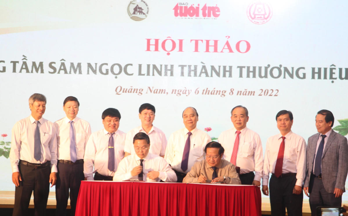 Chủ tịch nước Nguyễn Xuân Phúc chứng kiến lễ ký biên bản ghi nhớ hợp tác vận động thành lập Hiệp hội sâm Ngọc Linh giữa tỉnh Quảng Nam và tỉnh Kon Tum 