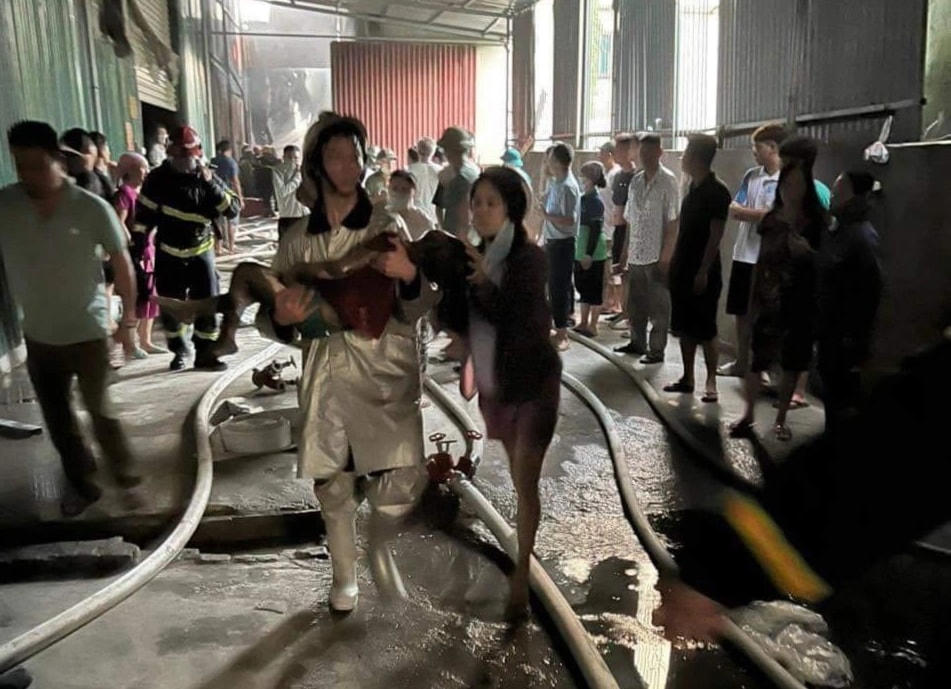 Cảnh sát đưa các nạn nhân bị thương trong vụ việc đi cấp cứu. Ảnh: Dân Trí.