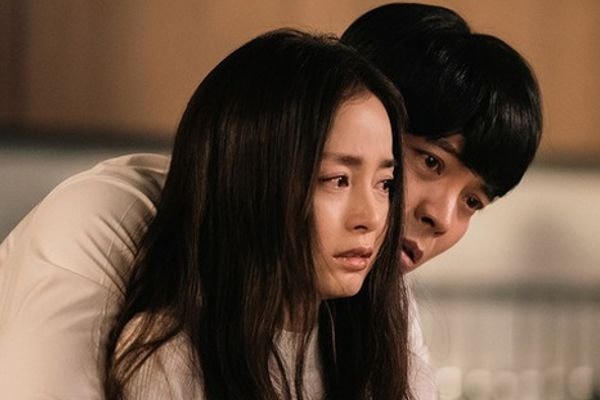 Tạo hình của Kim Tae Hee và Kim Sung Oh tái hiện hôn nhân hoàn hảo trong phim kinh dị.