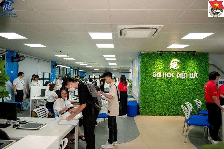 Tân sinh viên khóa D17 háo hức ngày nhập học.