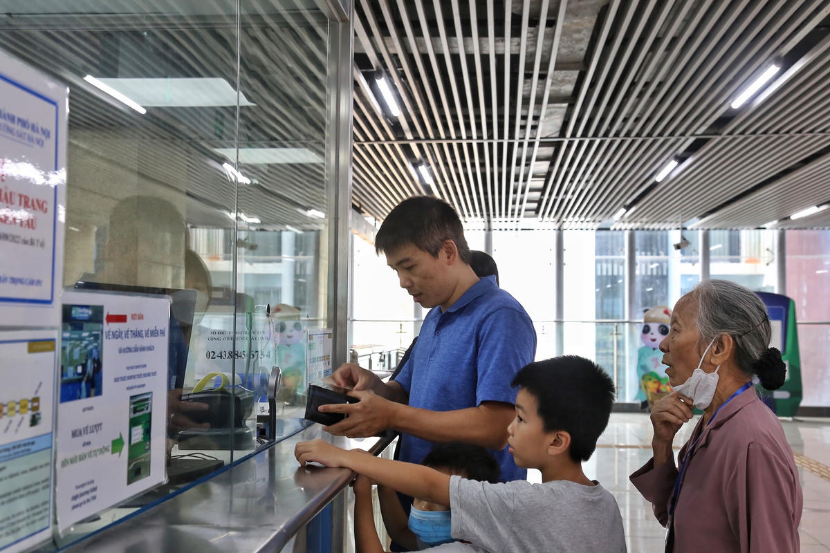 Sau một năm tuyến đường sắt Cát Linh - Hà Đông vận hành, người dân đã bắt đầu quen với việc mua vé, không còn bỡ ngỡ như những ngày đầu tuyến đường sắt này bắt đầu vận hành.