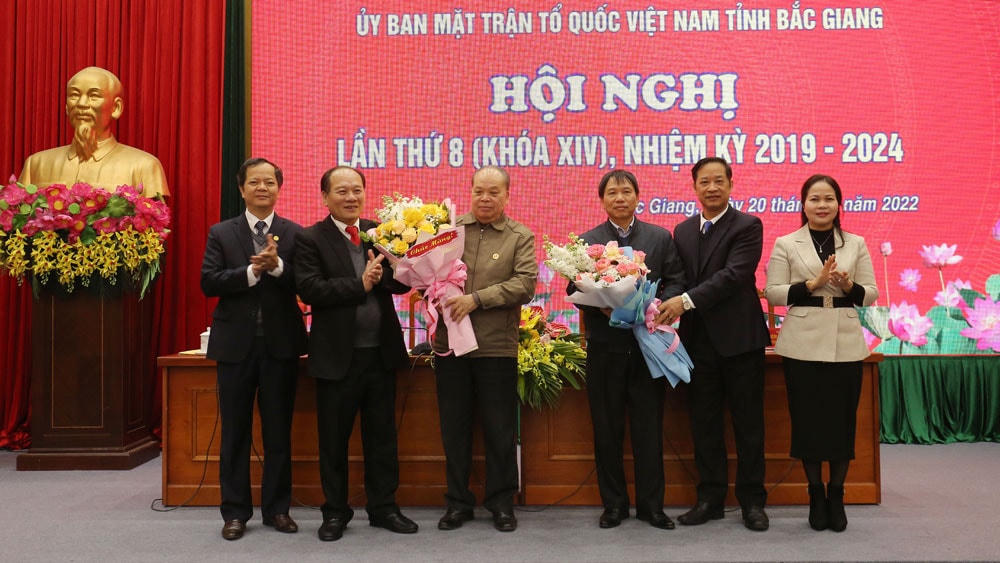 Lãnh đạo Ủy ban MTTQ tỉnh chúc mừng hai vị được hiệp thương ủy viên Ủy ban MTTQ tỉnh.