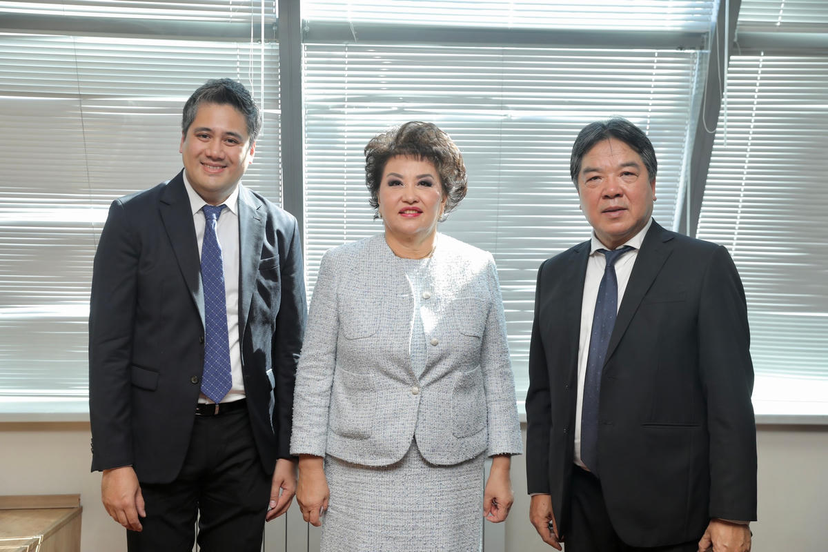PGS.TS Lê Anh Tuấn (bìa phải) và NSƯT Bùi Công Duy chụp ảnh cùng đại diện trường Đại học Nghệ thuật Quốc gia Kazakhstan.