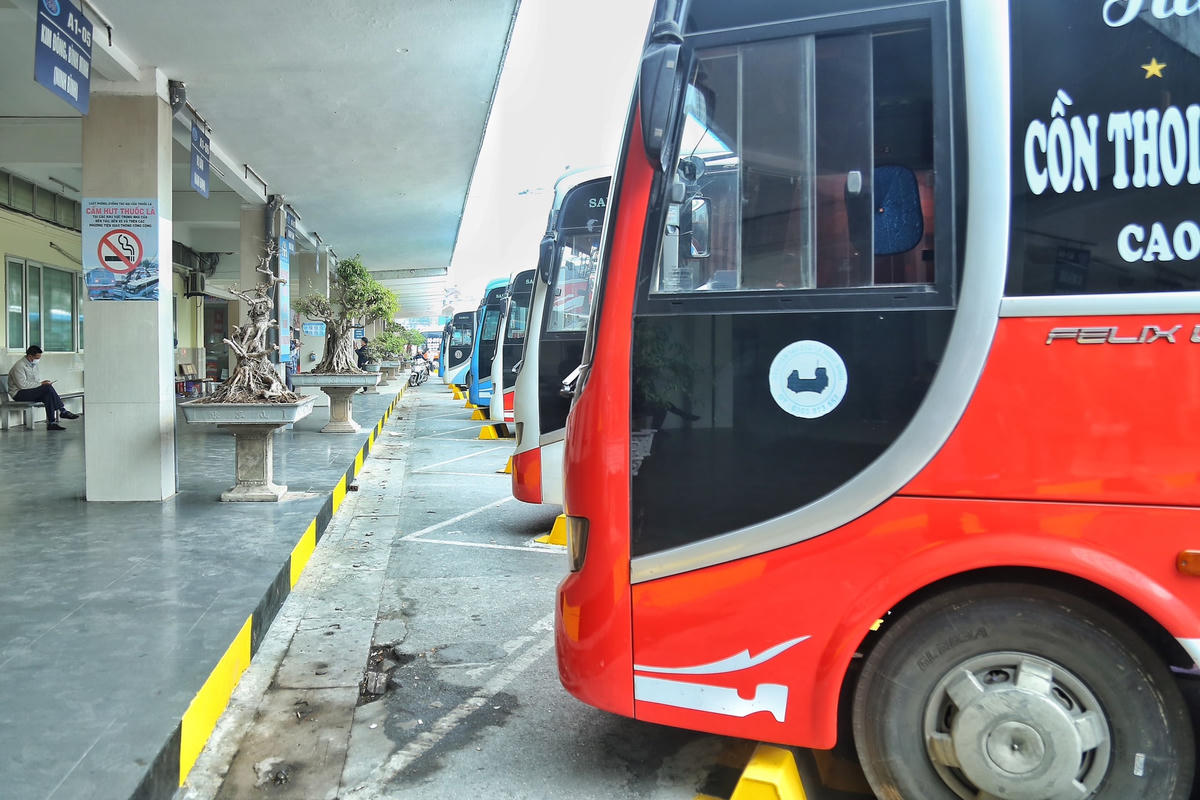 Giám đốc bến xe Giáp Bát Nguyễn Hoành Tùng cho biết, kỳ nghỉ Tết Dương lịch năm nay, người lao động được nghỉ 3 ngày, tuy nhiên gần với Tết Nguyên đán do đó lượng khách qua bến xe không đông hơn quá nhiều so với những ngày cuối tuần. Tuy nhiên, bến xe đã sớm xây dựng kế hoạch phục vụ nhu cầu đi lại của người dân.