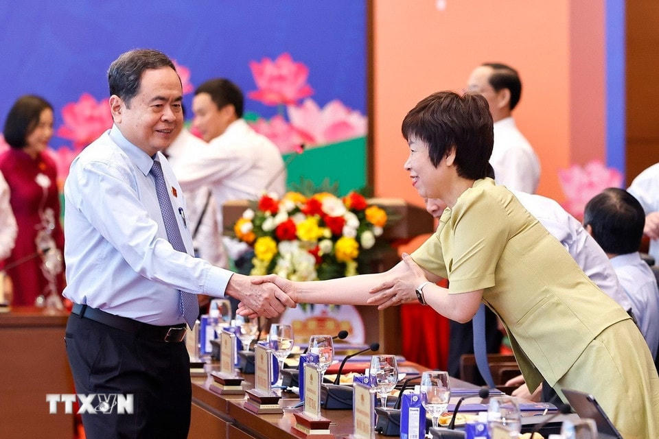 Chủ tịch Quốc hội Trần Thanh Mẫn với lãnh đạo các cơ quan quản lý báo chí và cơ quan báo chí. (Ảnh: Doãn Tấn/TTXVN)