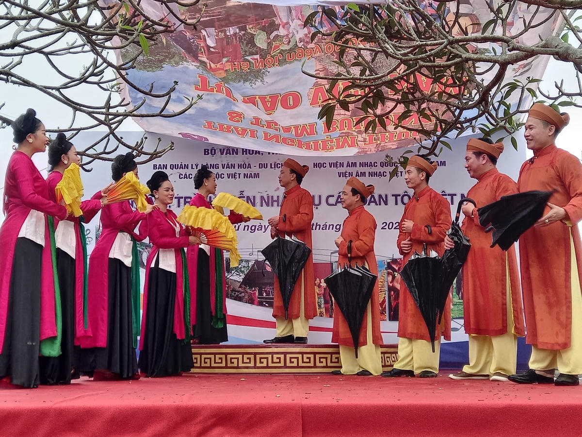 Cần chính sách phù hợp để bảo tồn bản sắc văn hóa dân tộc.