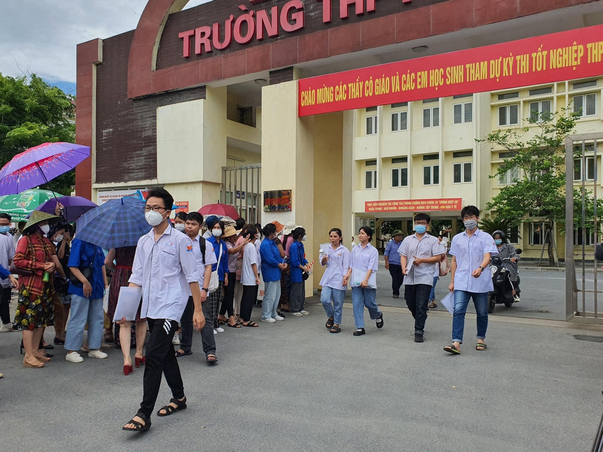 Nhiều học sinh trường THPT chuyên Lam Sơn đánh giá đề thi Ngữ Văn và Toán năm nay vừa sức.