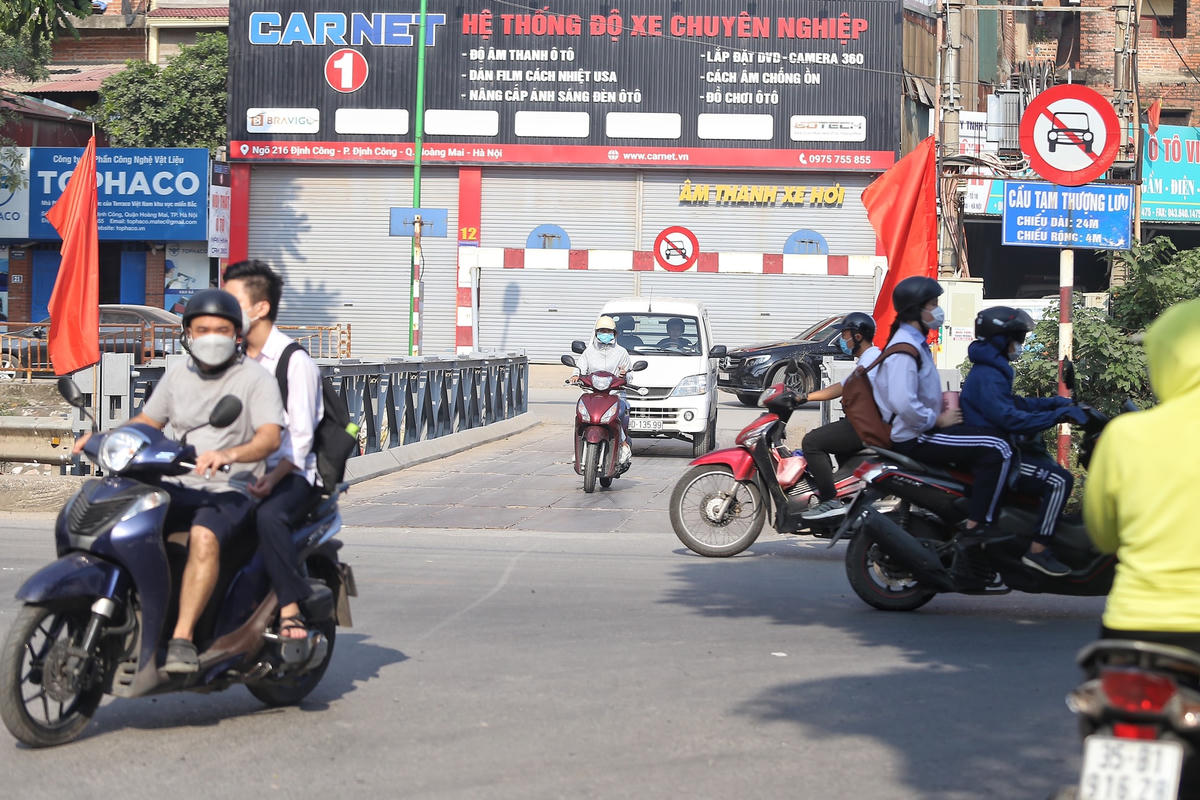 Dù có biển cấm xe ô tô qua cầu nhưng nhiều tài xế vẫn ngang nhiên di chuyển vào gây mất ATGT.