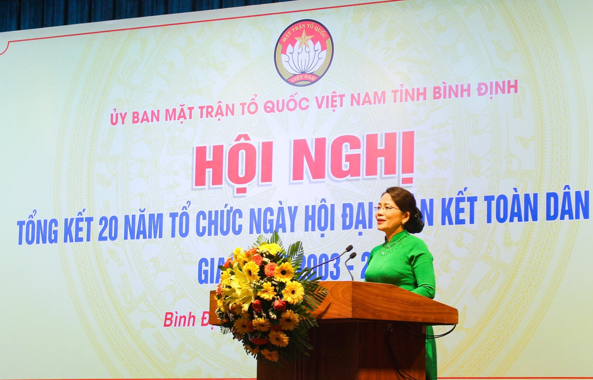 Bà Nguyễn Thị Phong Vũ, Trưởng ban Dân vận Tỉnh ủy, Chủ tịch Ủy ban MTTQ Việt Nam tỉnh Bình Định, phát biểu tại Hội nghị.
