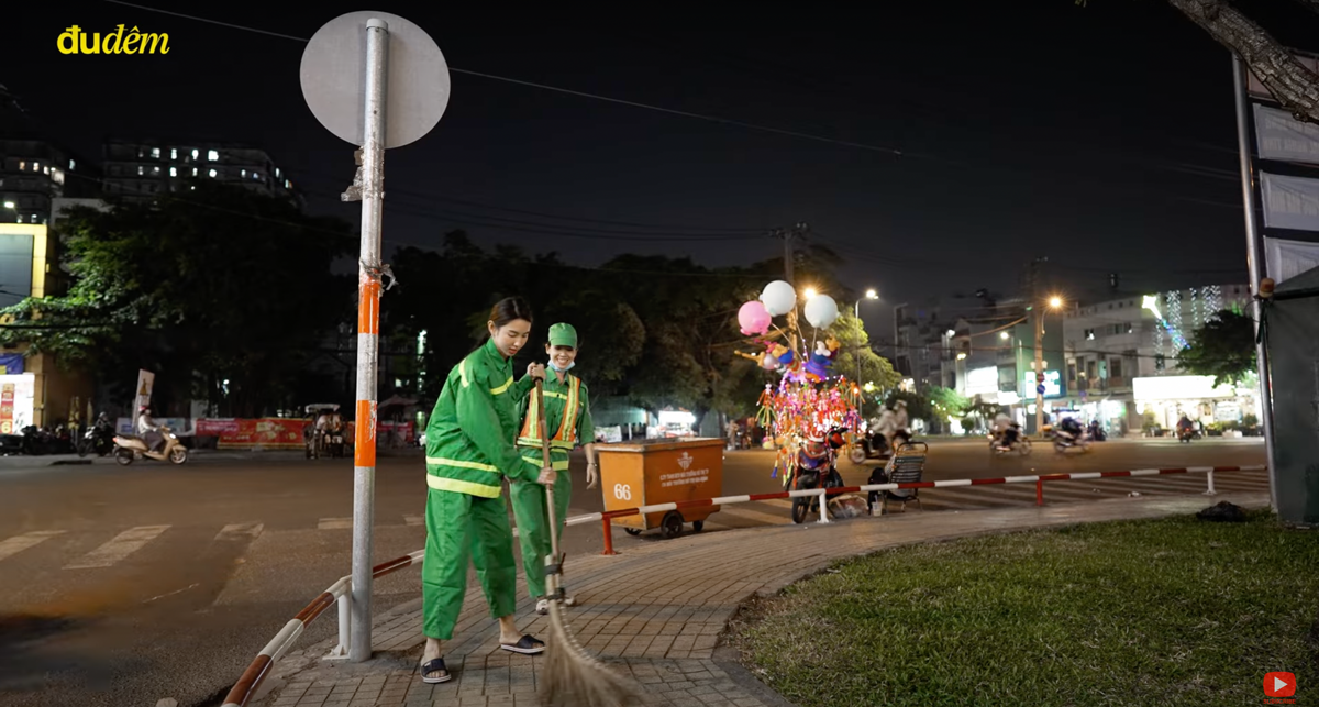 Trong bộ đồng phục lao công, tóc búi gọn gàng, Thùy Tiên khiến nhiều người khó nhận ra. 