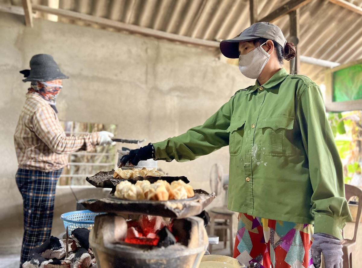 Một bếp lửa đang nướng bánh thuẫn trong khuôn.