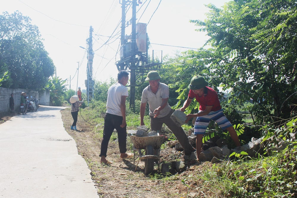 Người dân xã Tân Quang, TP Sông Công đang tích cực giải phóng mặt bằng để thi công mở rộng tuyến đường trục xóm.