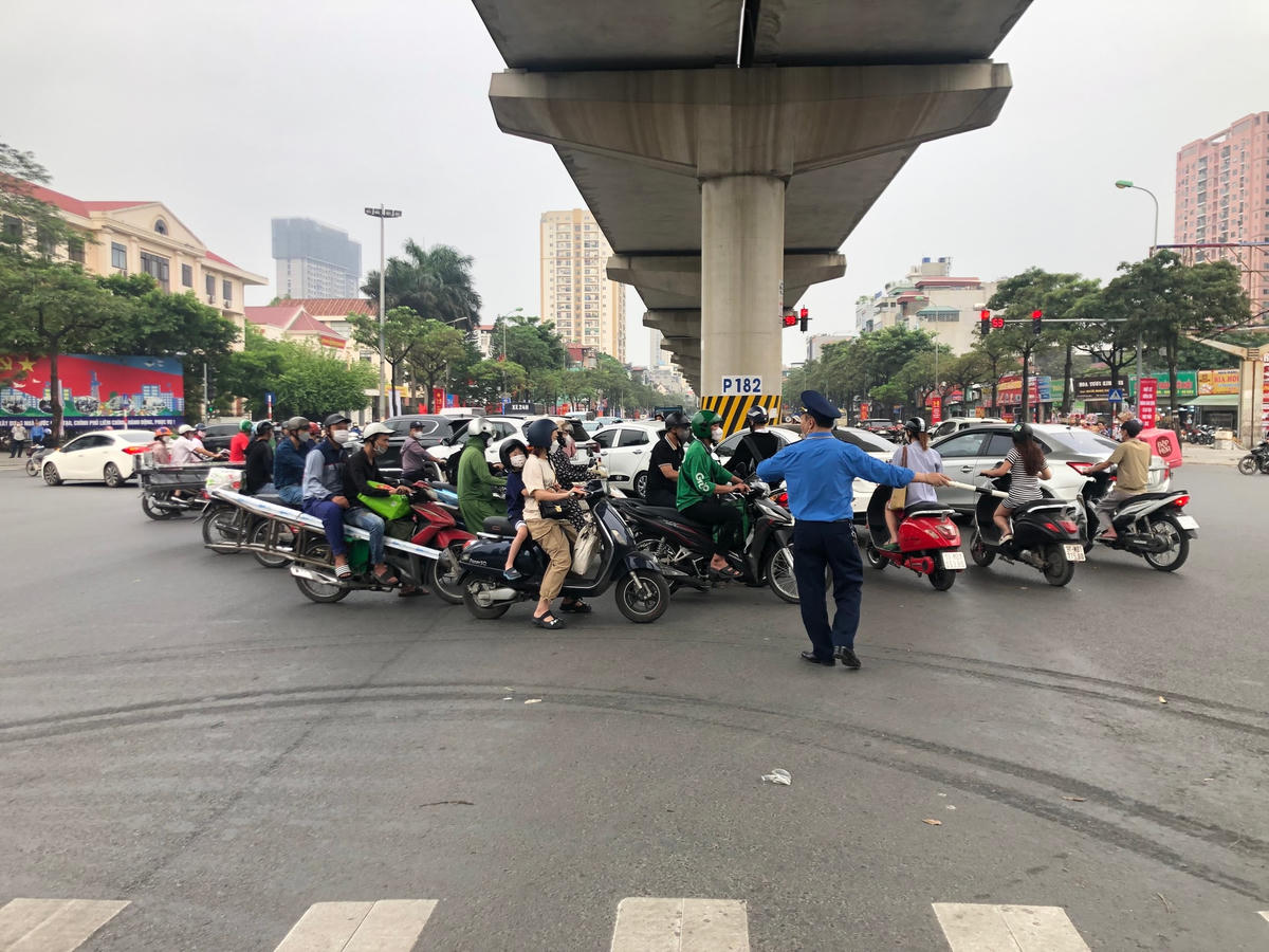 Thí điểm điều chỉnh giao thông nút giao Nguyễn Cơ Thạch-Hồ Tùng Mậu: Nhiều phương tiện vẫn theo 'lối mòn' cũ