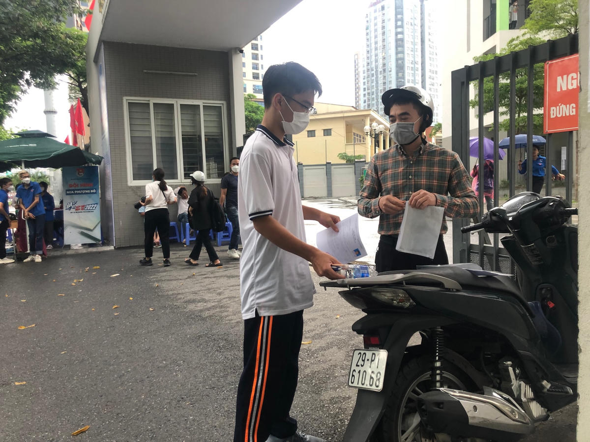 Phụ huynh dặn dò thêm đôi điều trước khi con vào cổng điểm thi.