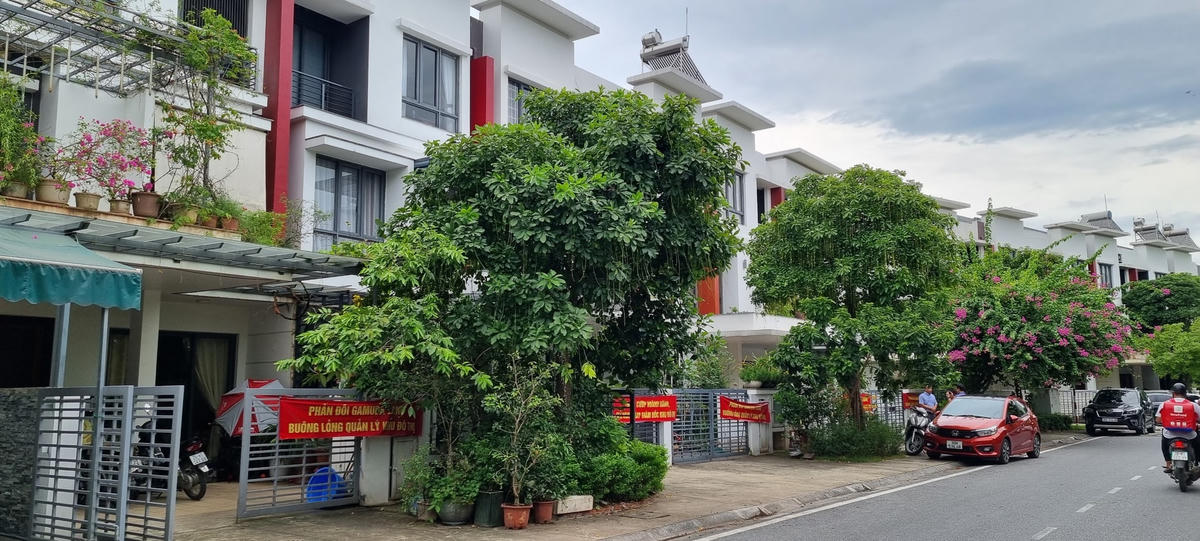 Nhiều hộ dân căng băng rôn phản đối ban quản lý khu đô thị Gamuda Gardens