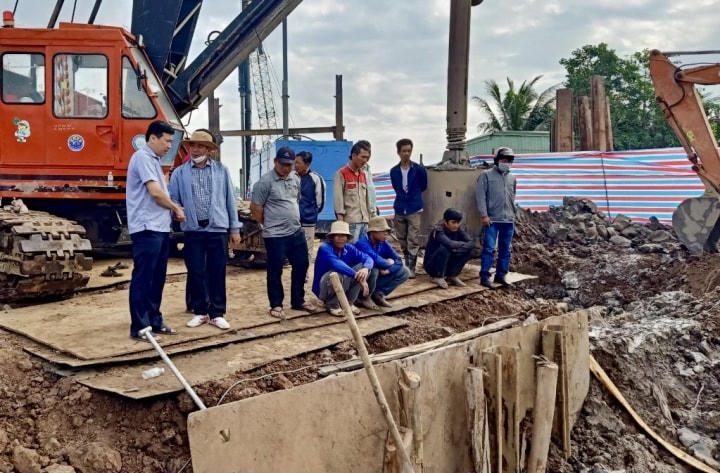 Ông Phạm Thiện Nghĩa, Chủ tịch UBND tỉnh Đồng Tháp có mặt tại hiện trường chỉ đạo công tác cứu hộ. Ảnh: VTC News.