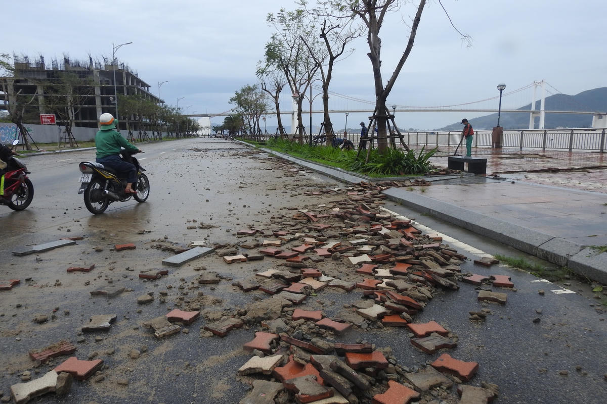 Vỉa hè đường Như Nguyệt ở bờ Tây sông Hàn bị sóng lớn và triều cường làm hư hại. Ảnh B.Nguyên.