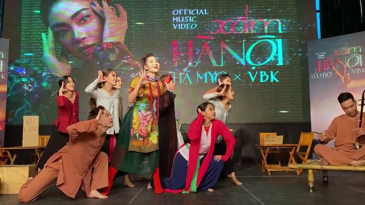 Hà Myo có nhiều nỗ lực trong khai thác âm nhạc truyền thống đưa vào các MV của mình.  