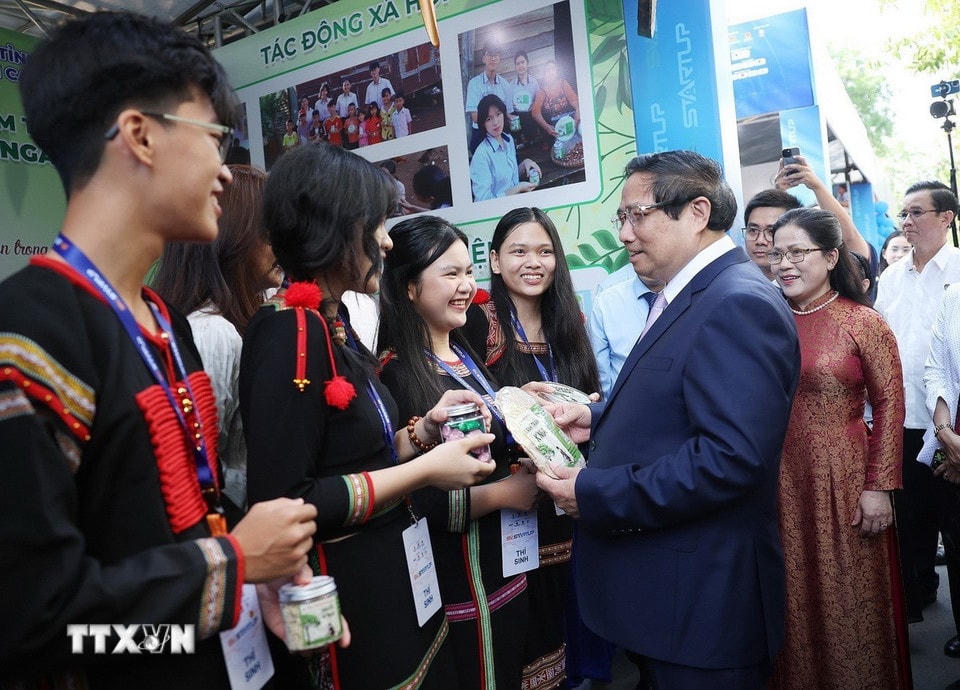 Thủ tướng Phạm Minh Chính tham quan sản phẩm khởi nghiệp của học sinh, sinh viên. (Ảnh: Dương Giang/TTXVN)