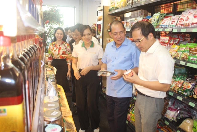 Phó Chủ tịch Hoàng Công Thủy và đoàn công tác đang kiểm tra thực tế tại Siêu thị Coop Mart Phú Yên.