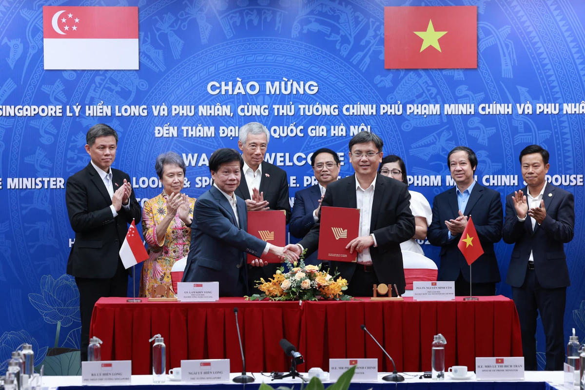 Nhân dịp này, dưới sự chứng kiến của Thủ tướng Phạm Minh Chính và Thủ tướng Lý Hiển Long, Đại học Quốc gia Hà Nội, Đại học Quốc gia TP Hồ Chí Minh cùng Đại học Công nghệ Nanyang (NTU - Singapore) đã ký kết văn bản thỏa thuận hợp tác giữa các đại học trong lĩnh vực trao đổi cán bộ, giảng viên, sinh viên và nghiên cứu khoa học.