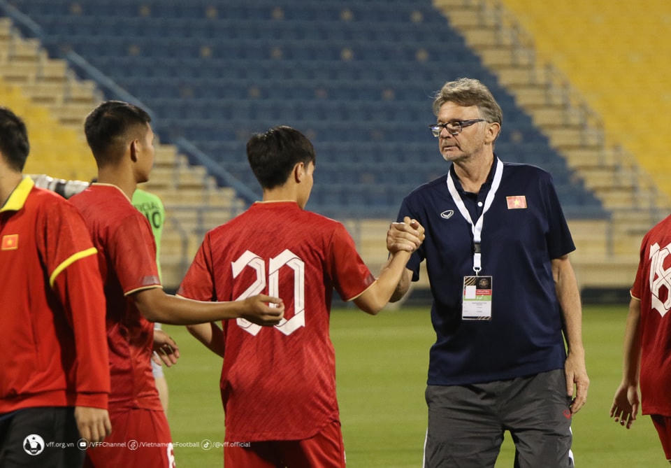 HLV Philippe Troussier động viên các học trò sau trận đấu. Ảnh: VFF.