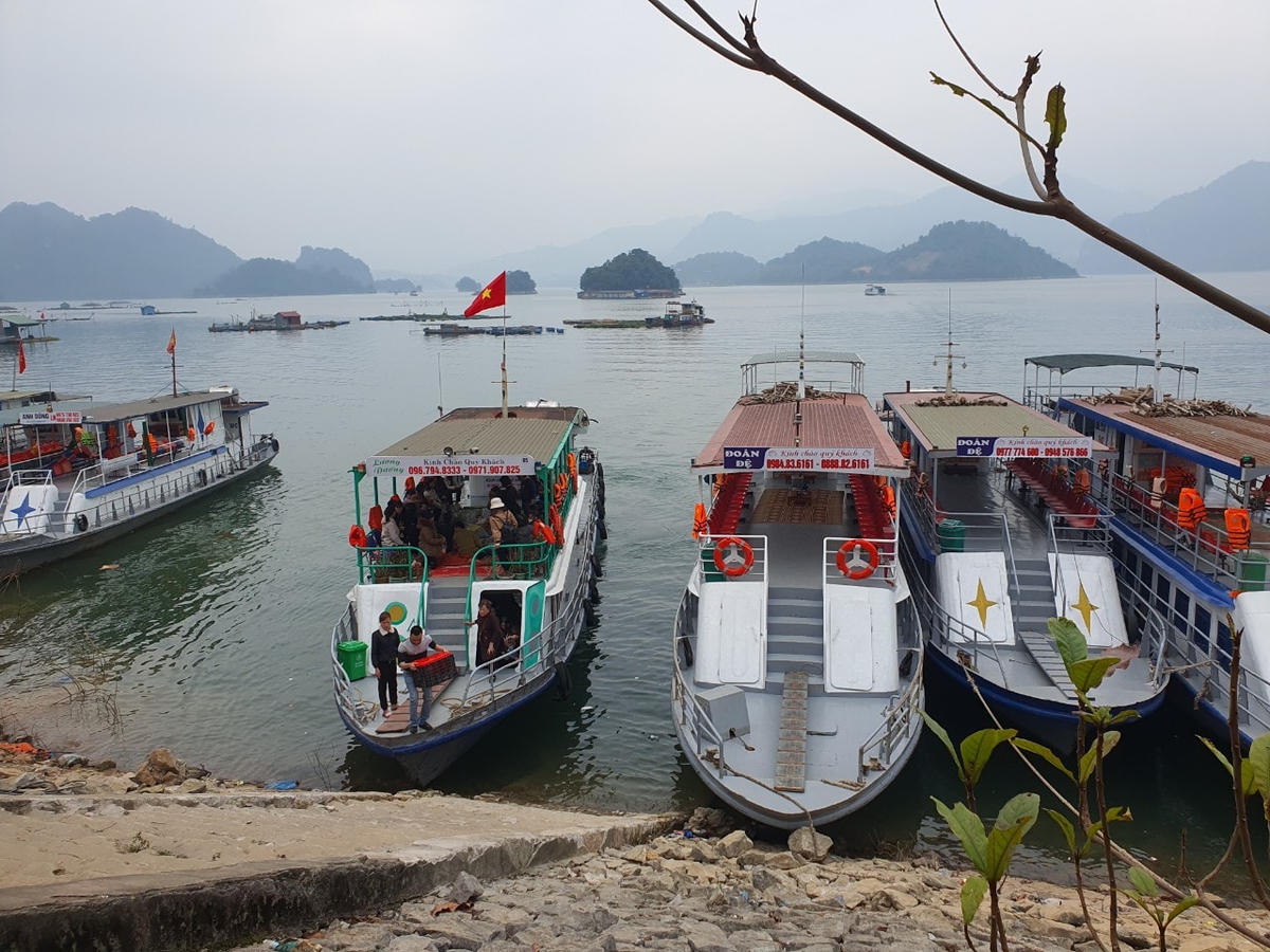 Theo phản ánh, mỗi nhà đò xuất bến phải nộp 260.000 đồng/ lượt trong khi giá niêm yết là 50.000 đồng